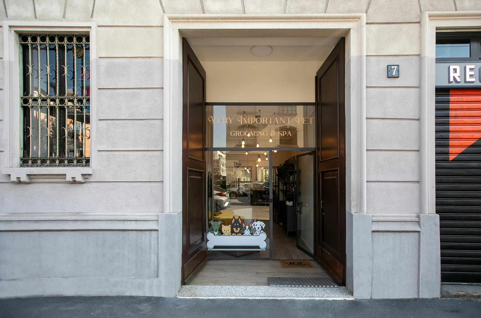 Come si svolge una toelettatura per cani: fasi, durata e trattamenti Ingresso del centro Very Important Pet Grooming and Spa a Milano
